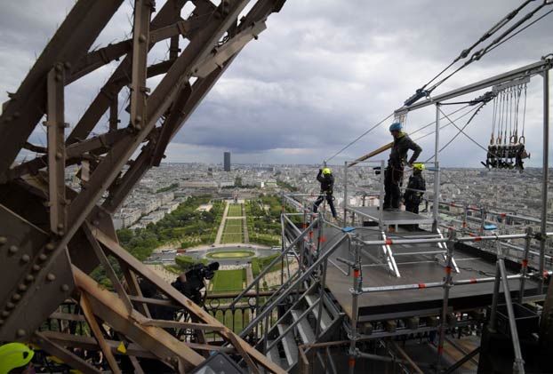 Instalan una tirolina en la torre Eiffel que va a 100 km/h
