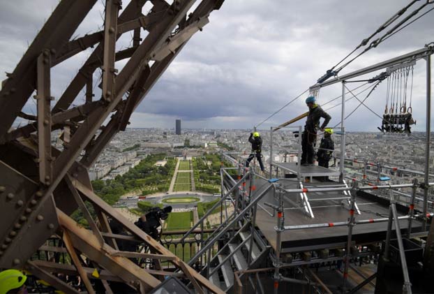 Instalan una tirolina en la torre Eiffel que va a 100 km/h