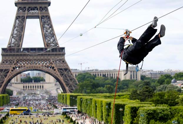 Instalan una tirolina en la torre Eiffel que va a 100 km/h