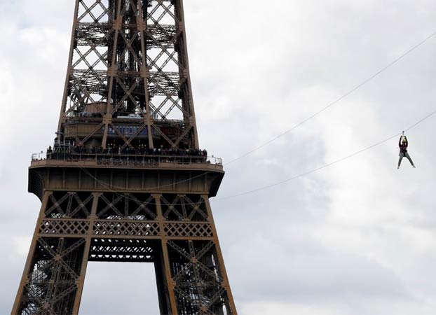 Instalan una tirolina en la torre Eiffel que va a 100 km/h