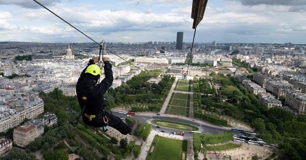 Instalan una tirolina en la torre Eiffel que va a 100 km/h