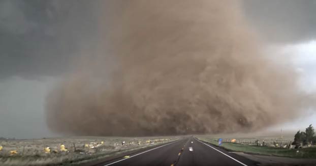 Acercándose lo máximo posible con el coche a un enorme tornado en Wray, Colorado