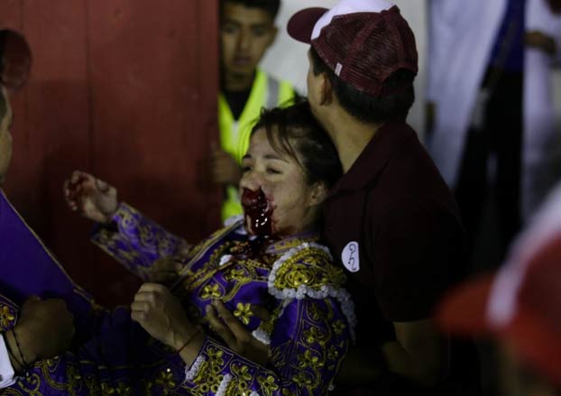 La torera Hilda Tenorio recibe al toro de rodillas y este la embiste golpeándole en la boca