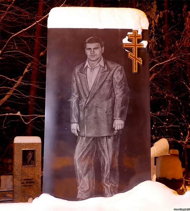 Las extravagantes y desconcertantes tumbas de la mafia rusa en el cementerio de Ekaterimburgo