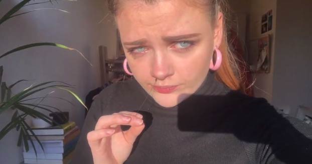 Una joven vende vídeos estornudando para pagarse sus estudios universitarios