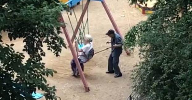 El vídeo que enternece a todo Internet: Dos abuelos en el columpio de un parque infantil