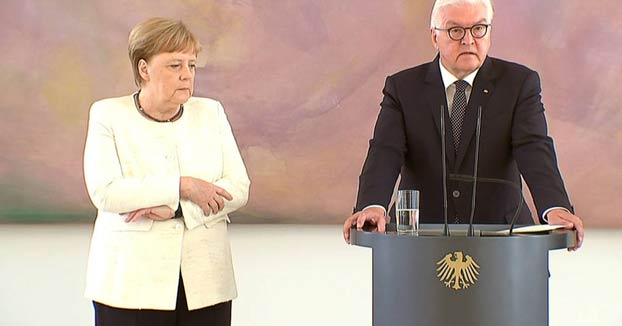 Angela Merkel vuelve a sufrir temblores durante un acto en Berlín