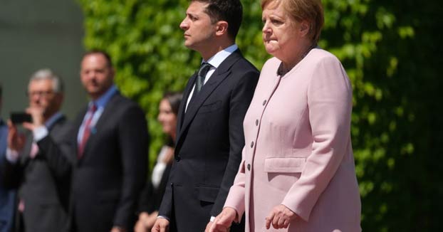 Angela Merkel temblando de forma incontrolable durante la visita del nuevo presidente de Ucrania