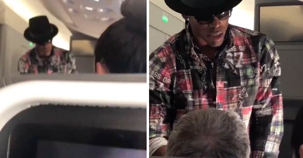 Cam Newton, jugador de la NFL, le ofrece a un pasajero 1.500 dólares para que le cambie el asiento y este dice que no