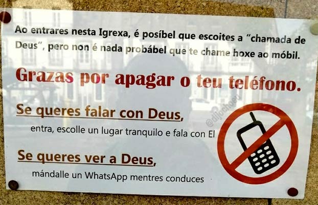 Cartel en una iglesia de Pontevedra: ''Si quieres ver a Dios, envíale un WhatsApp mientras conduces''