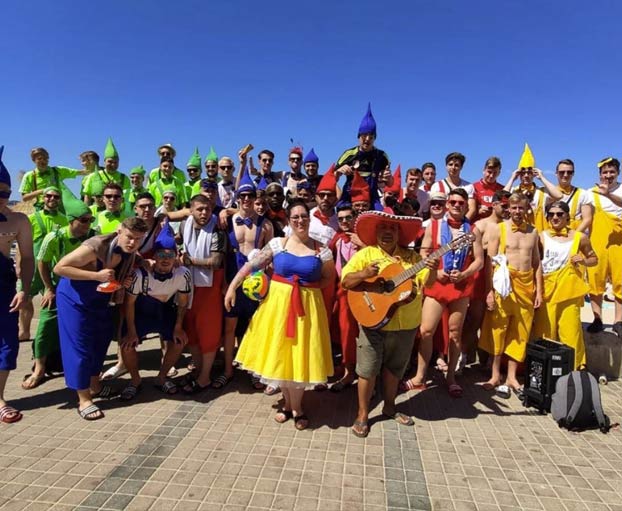 Blancanieves y los 50 enanitos alemanes llegando a Mallorca