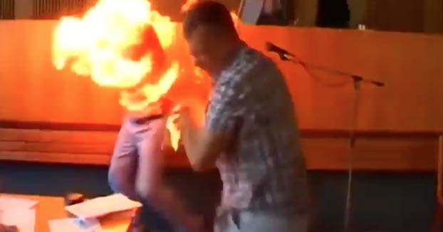 Un empresario se prende fuego durante un pleno en el ayuntamiento de Berdychiv, en Ucrania