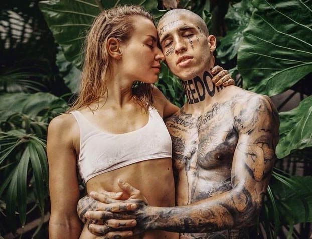 Una pareja de influencers pide 10.000 euros a sus seguidores para pagar sus vacaciones por la cara