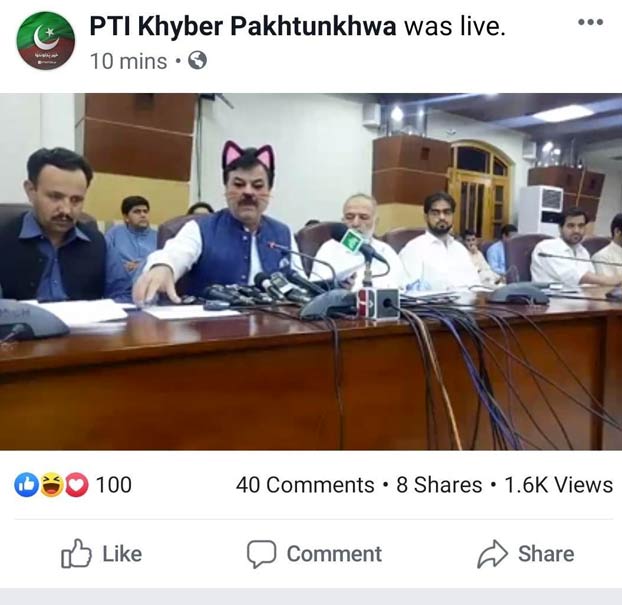 Un ministro pakistaní aparece por error con orejas de gato en una retransmisión en Facebook Live