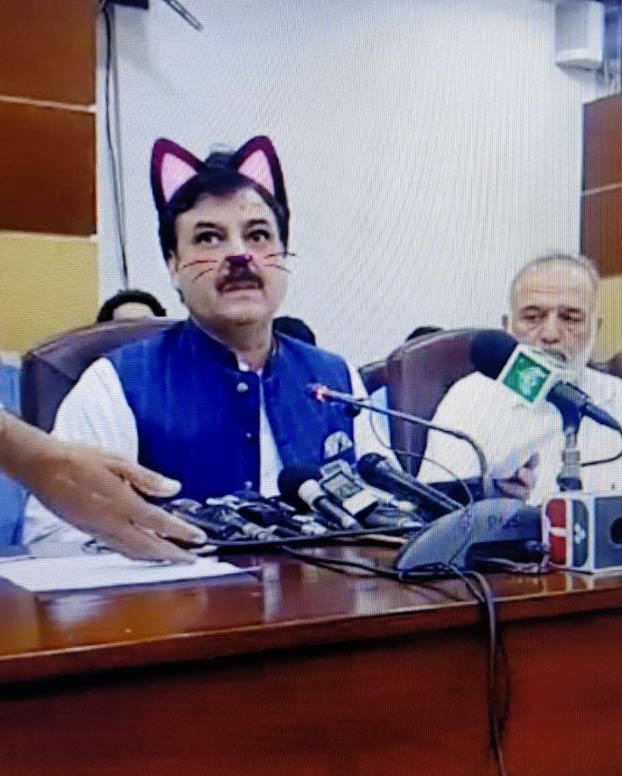 Un ministro pakistaní aparece por error con orejas de gato en una retransmisión en Facebook Live