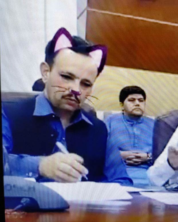 Un ministro pakistaní aparece por error con orejas de gato en una retransmisión en Facebook Live