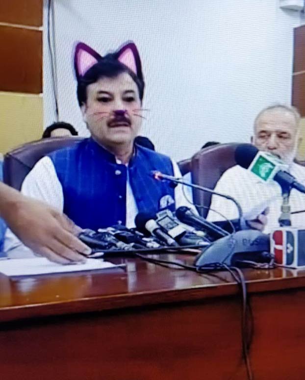 Un ministro pakistaní aparece por error con orejas de gato en una retransmisión en Facebook Live