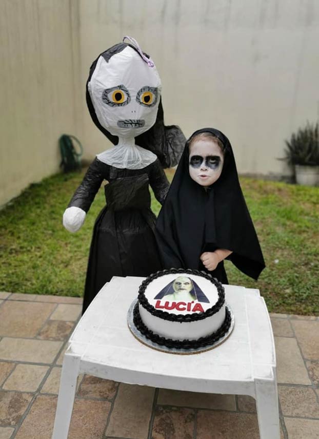 Una niña de 3 años celebra su cumpleaños con una fiesta temática sobre la película de terror 'La monja'