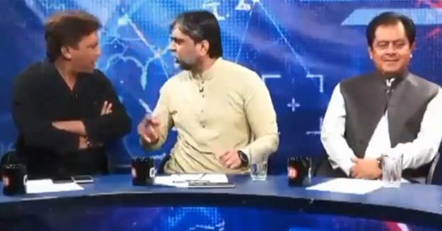 Un acalorado debate acaba en pelea entre un político y un periodista en directo en la tele de Pakistán