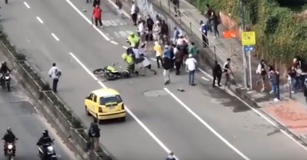 Un policía de Bogotá arrolla a un skater y sus compañeros le golpean y le rompen la moto