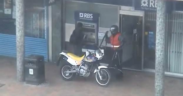 Unos policías de paisano estrellan su coche contra unos ladrones que acababan de robar un banco