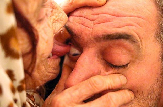 Esta mujer de 82 años lame los ojos de sus pacientes para limpiarlos y curar enfermedades