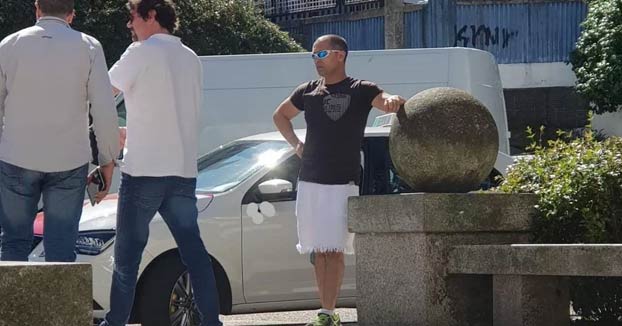 Denuncian a un taxista de Vigo por llevar falda