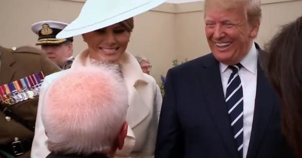 Un veterano de 93 años flirteando con Melania frente a Trump