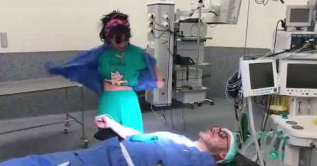El vídeo de varios médicos del HUCA especializados en urología que podría costarles la plaza