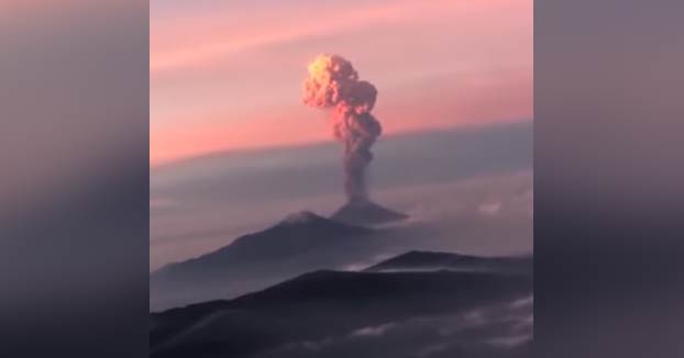 Pasajero de un avión capta al volcán Popocatepetl de México escupiendo cenizas al cielo