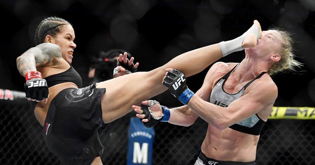 La luchadora brasileña Amanda Nunes deja KO a su rival en el primer round con una tremenda patada en la cara