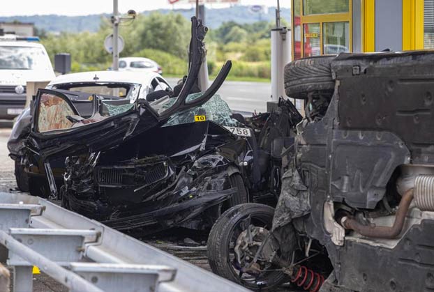 El conductor de un BMW se estrella a toda velocidad contra otro coche en un peaje en Croacia