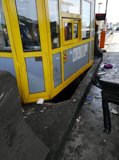 El conductor de un BMW se estrella a toda velocidad contra otro coche en un peaje en Croacia