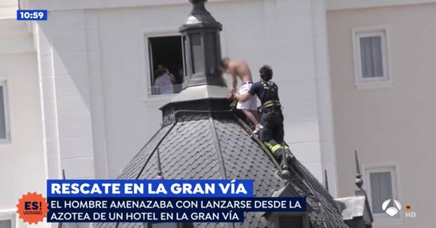 Las lágrimas del bombero que salvó la vida del joven que quería lanzarse al vacío en la Gran Vía de Madrid