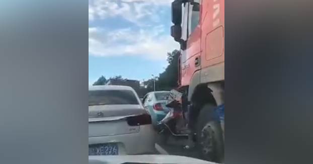 Un camionero pasa por encima a una mujer en moto tras no verla por el punto ciego