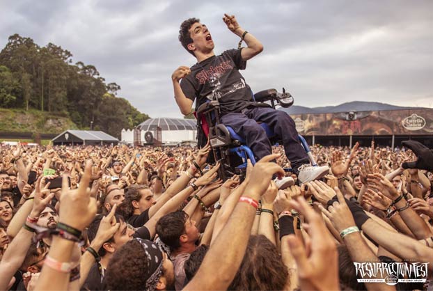 Momento en el que decenas de personas llevan en volandas a un chico en silla de ruedas en el concierto de Arch Enemy durante el Resurrection Fest