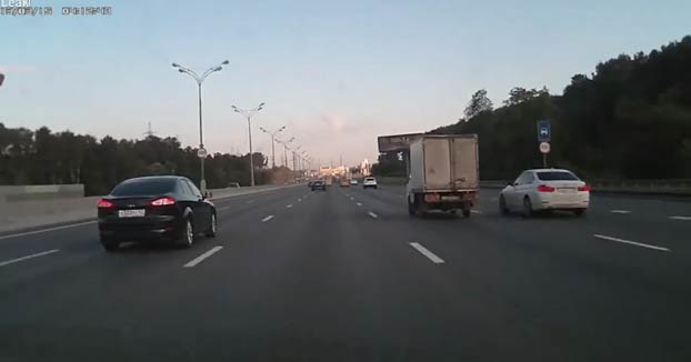 Idiota al volante: El conductor de un BMW se cambia al carril izquierdo a toda velocidad entre el tráfico y acaba embistiendo a otro coche