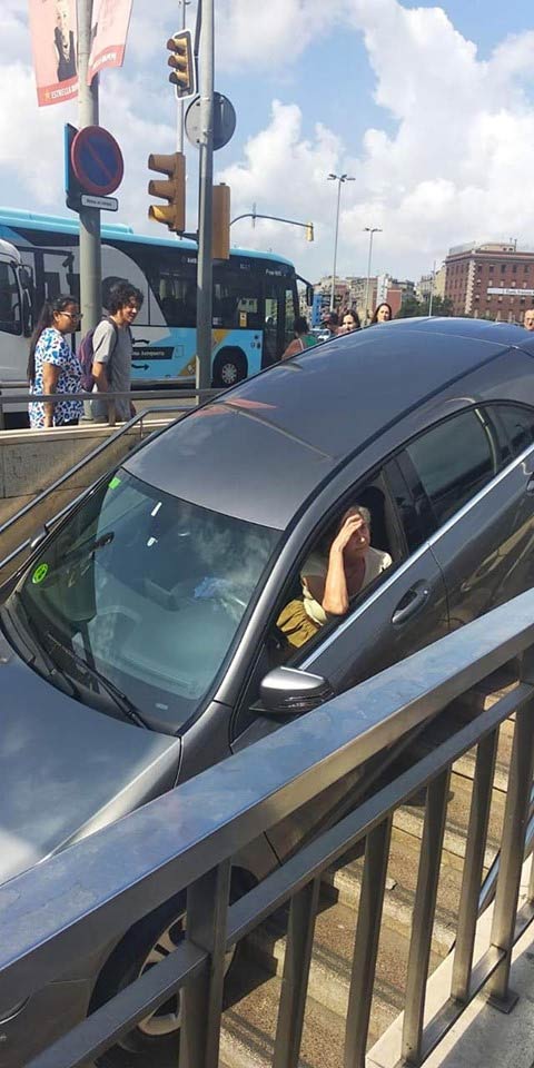 Una conductora encaja su coche en una boca del metro en Barcelona al confundirla con un parking