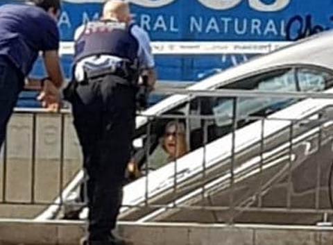 Una conductora encaja su coche en una boca del metro en Barcelona al confundirla con un parking