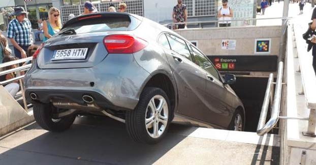 Una conductora encaja su coche en una boca del metro en Barcelona al confundirla con un parking
