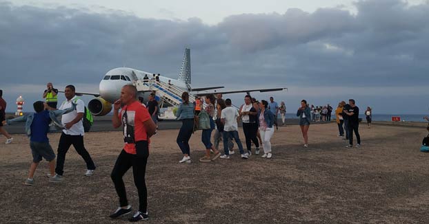 Un niño de 11 años es el autor de la nota con amenaza de bomba que obligó a desalojar un vuelo de Fuerteventura a Santiago