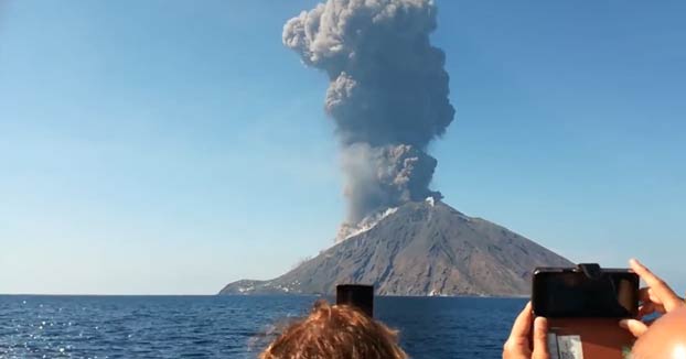 Unos turistas graban la erupción del volcán Stromboli desde un barco