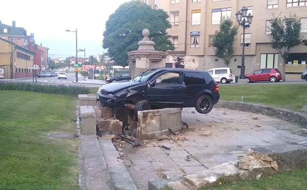 El conductor que empotró su coche contra la fuente de Cuatro Caños de Oviedo es uno de los atrapados del Angliru