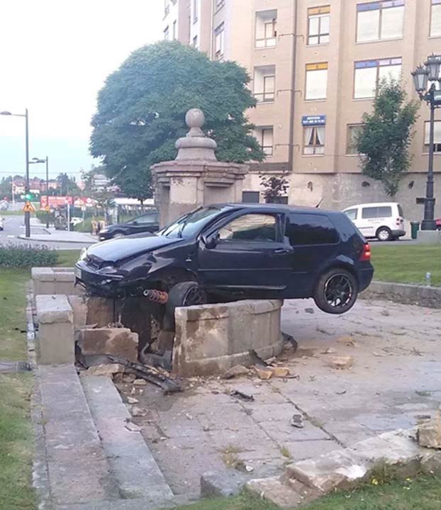 El conductor que empotró su coche contra la fuente de Cuatro Caños de Oviedo es uno de los atrapados del Angliru