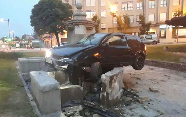 El conductor que empotró su coche contra la fuente de Cuatro Caños de Oviedo es uno de los atrapados del Angliru