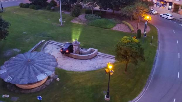 El conductor que empotró su coche contra la fuente de Cuatro Caños de Oviedo es uno de los atrapados del Angliru