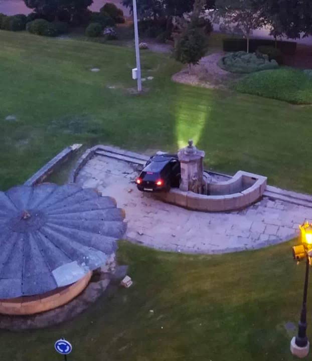 El conductor que empotró su coche contra la fuente de Cuatro Caños de Oviedo es uno de los atrapados del Angliru