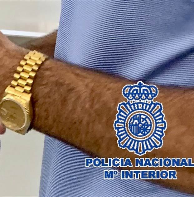 Detenido en el aeropuerto de Málaga un turista que llevaba puesto un reloj de 28.000 euros cuyo robo había denunciado un día antes