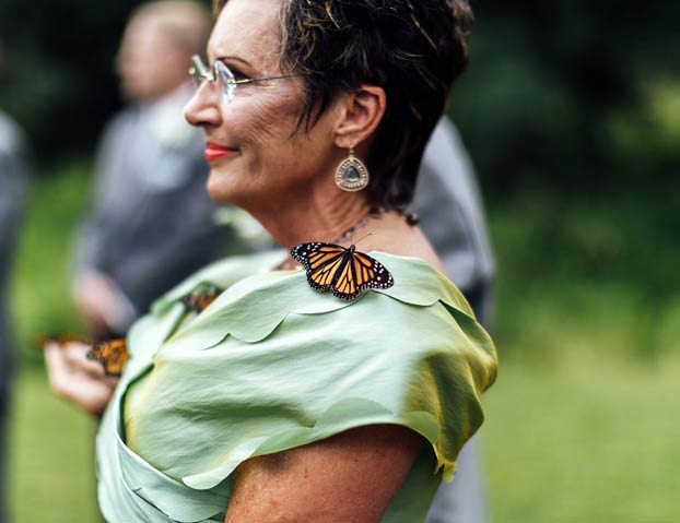Honran a su difunta hija durante una boda soltando mariposas, pero en lugar de volar se posan sobre ellos