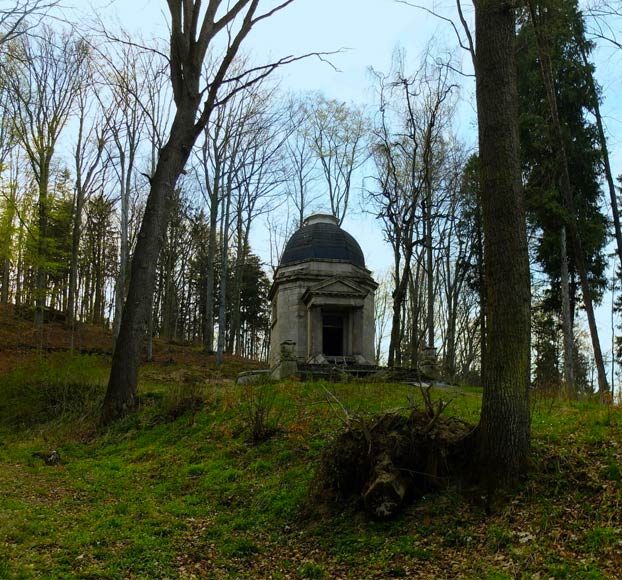 Este mausoleo abandonado en Polonia tiene un inquietante inquilino en su interior